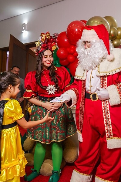 A New Solar School realizou sua Cantata de Natal 2025 com um tema que encantou crianças e adultos: o filme Shrek.