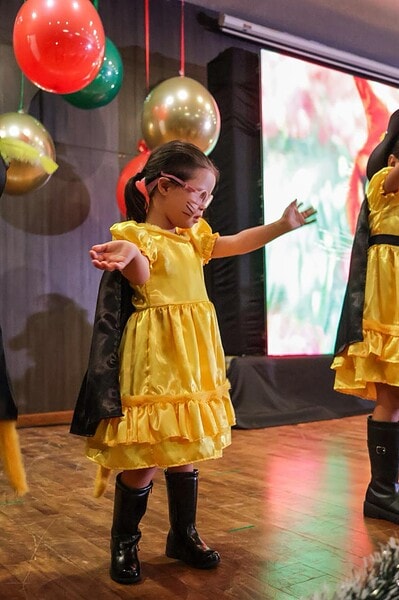 A New Solar School realizou sua Cantata de Natal 2025 com um tema que encantou crianças e adultos: o filme Shrek.