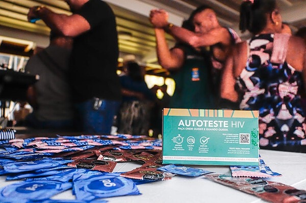 Prefeitura leva ação de prevenção ao HIV para idosos no Forró do Senadinho em Rio Branco