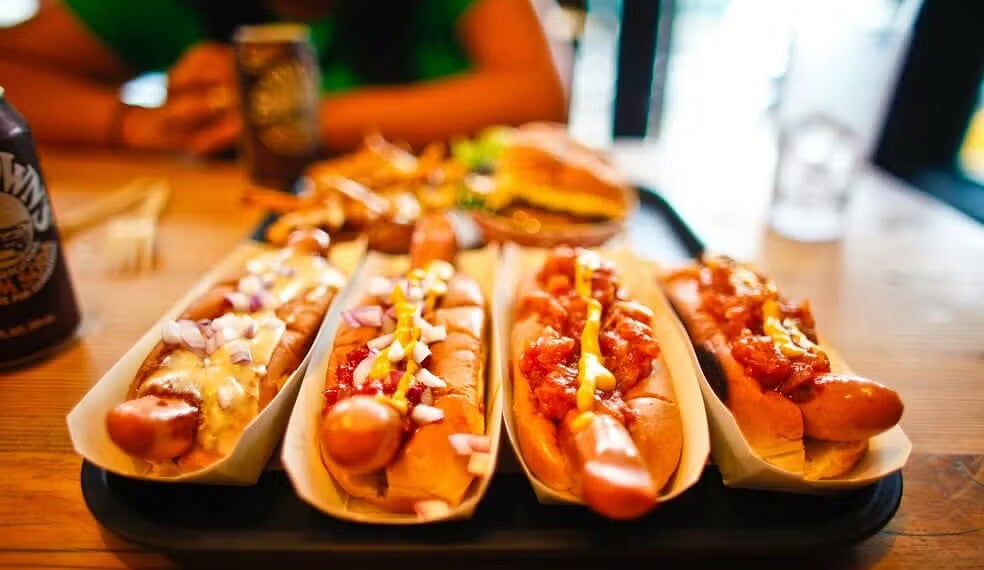 Ultraprocessados fazem cérebro adolescente 'reagir mal' e aumentam o risco de comer em exagero, diz estudo 1 Cachorro quente — Foto: Caled Oquendo/Pexels