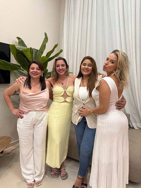 Mariana Tavares comemorou mais um ano de vida no último sábado,13, reunindo amigos próximos em um encontro intimista