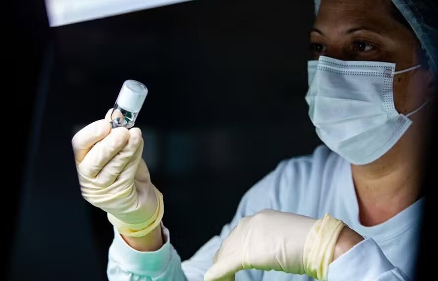 Vacina do Butantan contra a dengue reduz carga viral e pode frear transmissão da doença 1 A Butantan-DV foi aprovada pela Anvisa em novembro e deve começar a ser oferecida na rede pública em 2026 — Foto: Comunicação Butantan