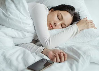 Falta de sono é o que mais reduz a expectativa de vida depois do cigarro 5 Dormir menos horas do que o recomendado pode encurtar anos de vida — Foto: Ketut Subiyanto