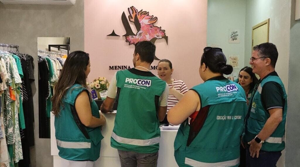 Procon inicia Operação Boas Festas para fiscalizar vendas de fim de ano 1 Equipe do Procon/AC realiza fiscalização em estabelecimentos comerciais durante a Operação Boas Festas. Foto: cedida