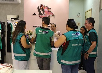 Procon inicia Operação Boas Festas para fiscalizar vendas de fim de ano 2 Equipe do Procon/AC realiza fiscalização em estabelecimentos comerciais durante a Operação Boas Festas. Foto: cedida