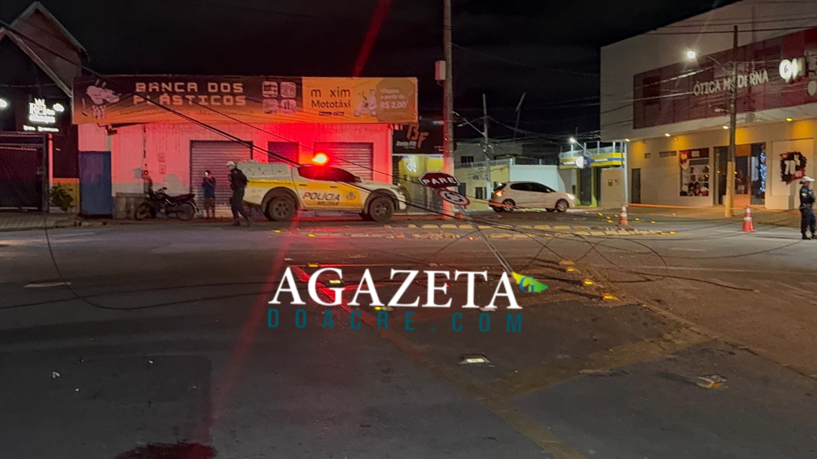 Ônibus se envolvem em acidente, derrubam poste e deixam moradores sem energia em Rio Branco