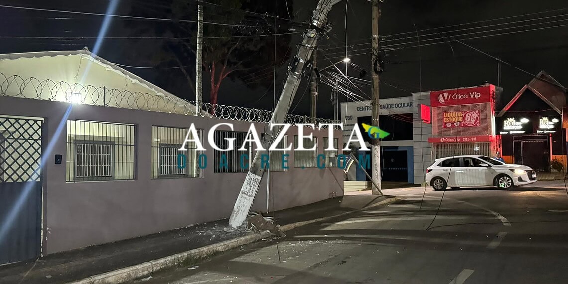 Ônibus se envolvem em acidente, derrubam poste e deixam moradores sem energia em Rio Branco