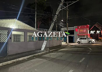 Ônibus se envolvem em acidente, derrubam poste e deixam moradores sem energia em Rio Branco