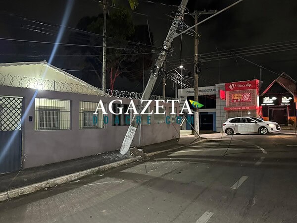 Ônibus se envolvem em acidente, derrubam poste e deixam moradores sem energia em Rio Branco