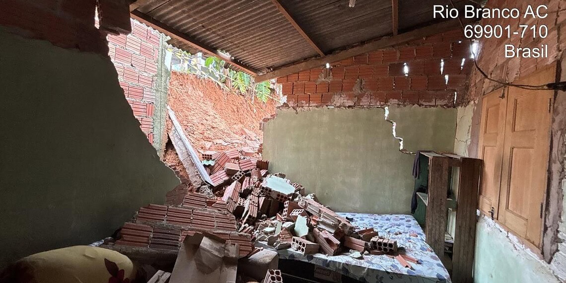 Chuva intensa provoca desmoronamento e atinge casa em bairro de Rio Branco 1 Foto: Defesa Civil Municipal