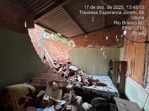 Chuva intensa provoca desmoronamento e atinge casa em bairro de Rio Branco