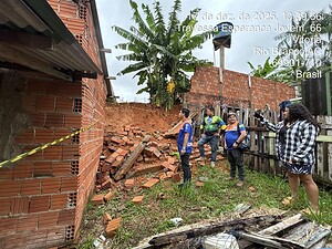 Chuva intensa provoca desmoronamento e atinge casa em bairro de Rio Branco 2 Chuva intensa provoca desmoronamento e atinge casa em bairro de Rio Branco