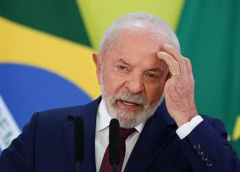 Lula sobre fraudes ao INSS: 'Se tiver filho meu envolvido nisso, será investigado' 2 Lula durante conversa com jornalistas em Brasília — Foto: Adriano Machado/Reuters
