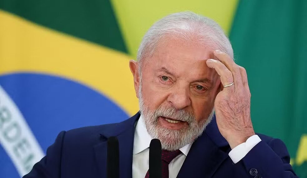Lula sobre fraudes ao INSS: 'Se tiver filho meu envolvido nisso, será investigado' 1 Lula durante conversa com jornalistas em Brasília — Foto: Adriano Machado/Reuters