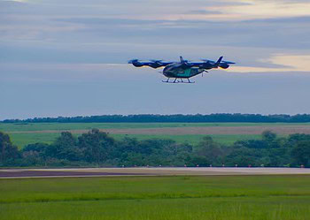 Carro voador da Embraer faz primeiro voo — Foto: Divulgação/Eve