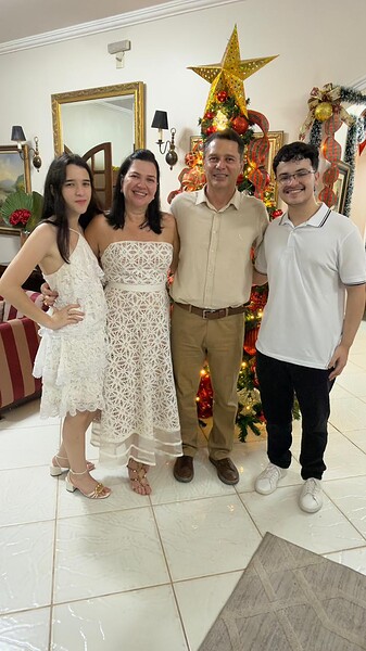 Siberman Holanda e Mariane Lavocat celebraram, na última terça-feira,16, suas Bodas de Prata, marcando 25 anos de cadados