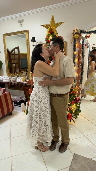 Siberman Holanda e Mariane Lavocat celebraram, na última terça-feira,16, suas Bodas de Prata, marcando 25 anos de cadados