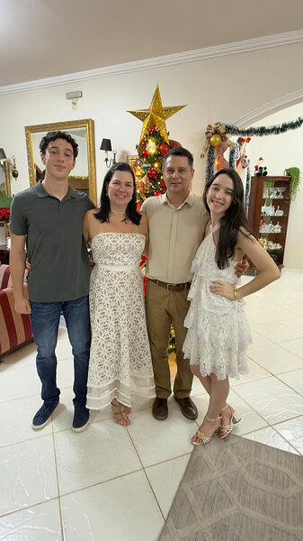 Siberman Holanda e Mariane Lavocat celebraram, na última terça-feira,16, suas Bodas de Prata, marcando 25 anos de cadados