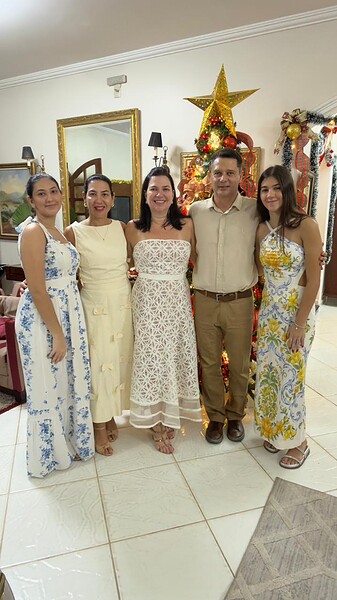 Siberman Holanda e Mariane Lavocat celebraram, na última terça-feira,16, suas Bodas de Prata, marcando 25 anos de cadados