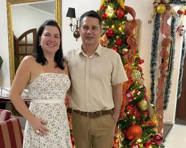 Siberman Holanda e Mariane Lavocat celebraram, na última terça-feira,16, suas Bodas de Prata, marcando 25 anos de cadados