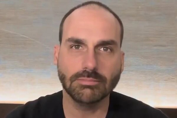 Eduardo Bolsonaro fica sem passaporte diplomático após perder mandato