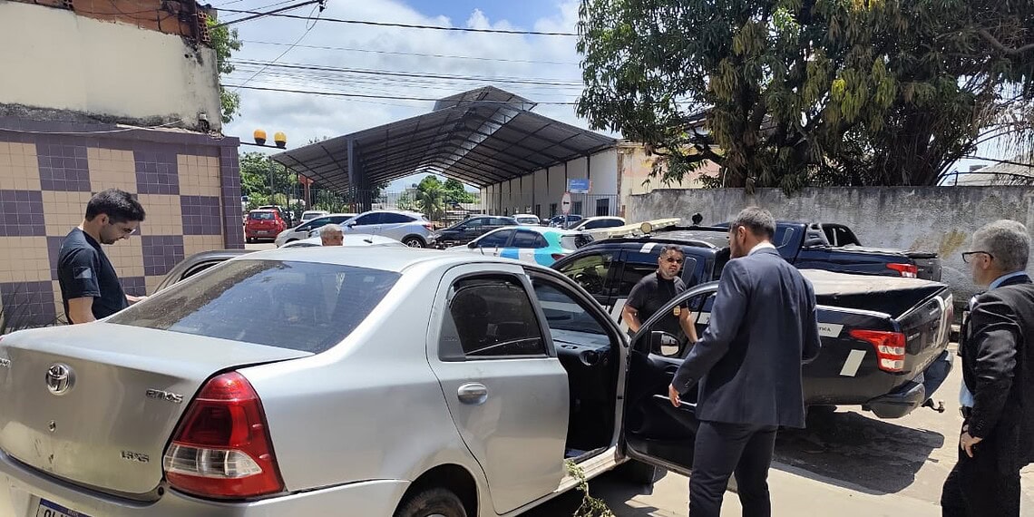Perícia vasculha carro e apartamento de colunista social morto a facadas em Rio Branco