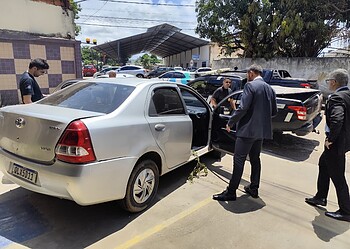 Perícia vasculha carro e apartamento de colunista social morto a facadas em Rio Branco