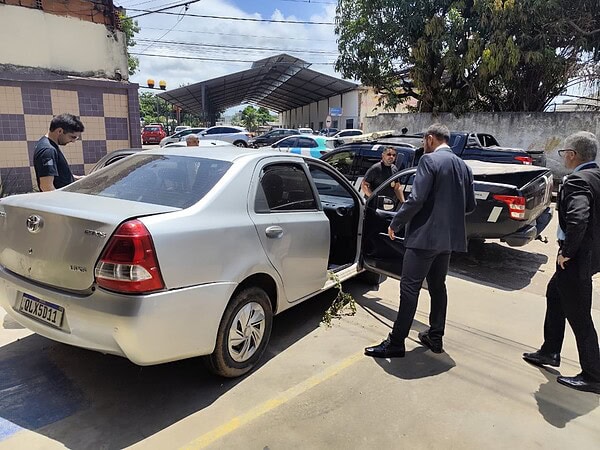 Perícia vasculha carro e apartamento de colunista social morto a facadas em Rio Branco