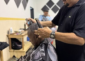 Pessoas em situação de rua receberam cortes de cabelo e serviços. Foto: Carolina Torres/Secom