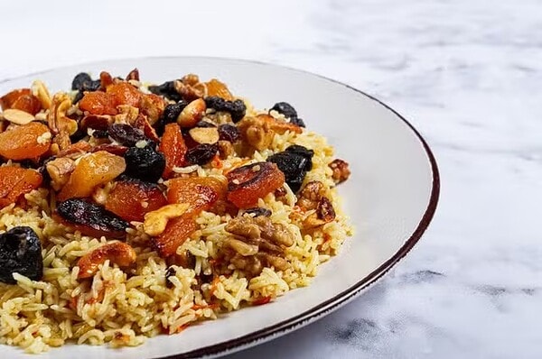 Por que a uva passa virou o ingrediente mais polarizador do Natal? Origem, tradição e como ela invadiu o arroz