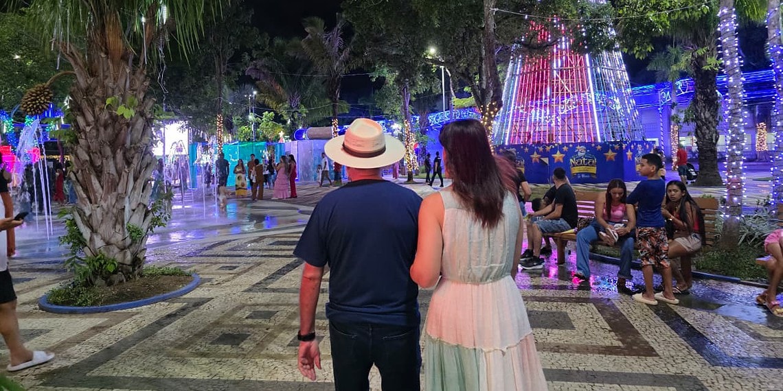 Bocalom entrega panetones a pessoas em situação de rua no Centro de Rio Branco