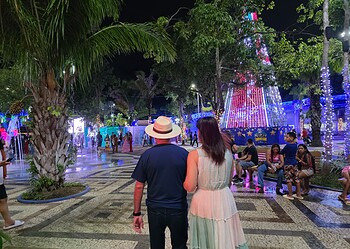 Bocalom entrega panetones a pessoas em situação de rua no Centro de Rio Branco