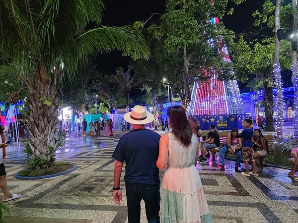 Bocalom entrega panetones a pessoas em situação de rua no Centro de Rio Branco