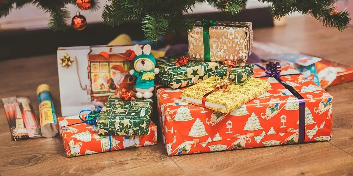 Caixas de presente de Natal  • Eugene Zhyvchik/Unsplash