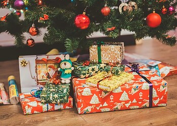 Caixas de presente de Natal  • Eugene Zhyvchik/Unsplash