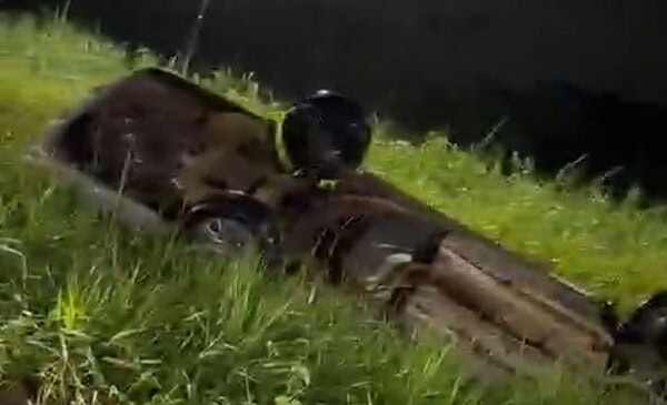 Carro de funerária capota após perder controle na estrada do Aeroporto, em Rio Branco