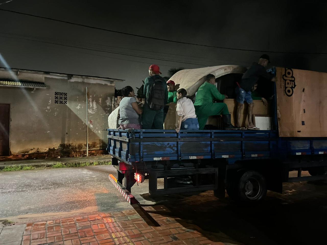 Após chuvas intensas, Rio Acre fica a menos de 30 cm da cota de transbordo; famílias são retiradas de áreas alagadas
