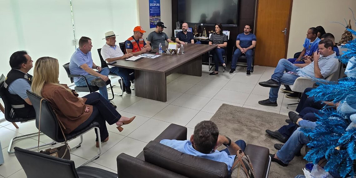 Prefeito Tião Bocalom reúne secretariado para planejar socorro às famílias vítimas das enchentes