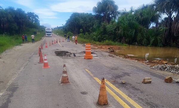 Trecho da BR-364 é liberado em sistema de pare e siga após cratera se abrir no Acre
