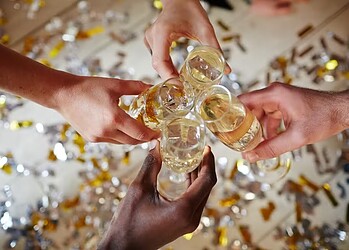 Por que algumas pessoas trabalham e outras folgam no dia 31 de dezembro? 2 Brinde de Ano Novo — Foto: pressfoto on Freepik