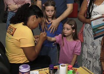Calçadão da Gameleira recebe programação infantil gratuita “Fim de Ano da Família” 2 Pinturas, contação de histórias e outras atividades divertirão os pequenos durante o evento. Foto: Renato Beiruth/Detran
