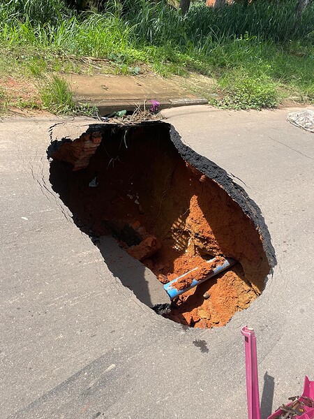 Erosão provoca interdição total de rua próxima ao Horto Florestal em Rio Branco