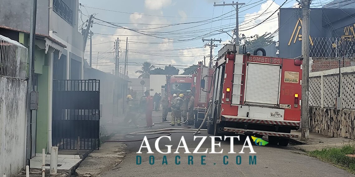 Incêndio de grandes proporções destrói residência no bairro José Augusto, em Rio Branco
