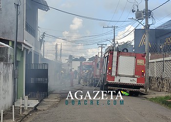 Incêndio de grandes proporções destrói residência no bairro José Augusto, em Rio Branco