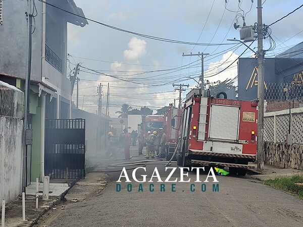 Incêndio de grandes proporções destrói residência no bairro José Augusto, em Rio Branco
