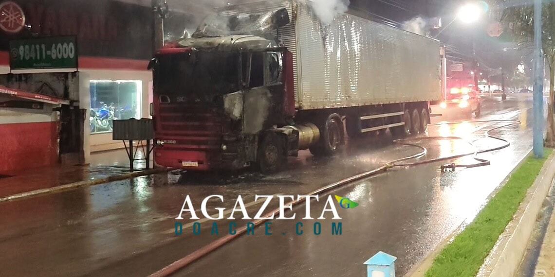 Incêndio atinge carreta de transporte de alimentos na Via Chico Mendes; assista