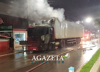 Incêndio atinge carreta de transporte de alimentos na Via Chico Mendes; assista