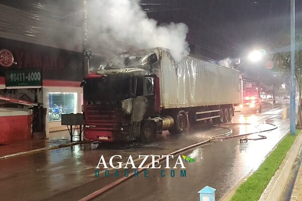 Incêndio atinge carreta de transporte de alimentos na Via Chico Mendes; assista
