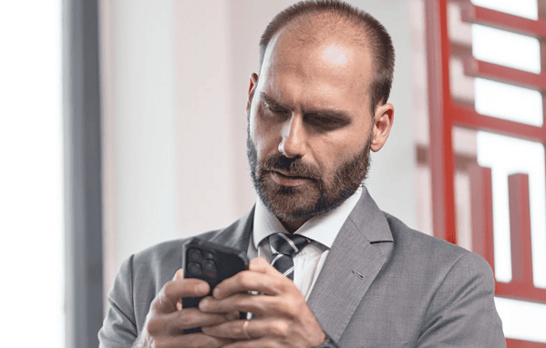 Motta notifica Eduardo Bolsonaro sobre perda de mandato por faltas