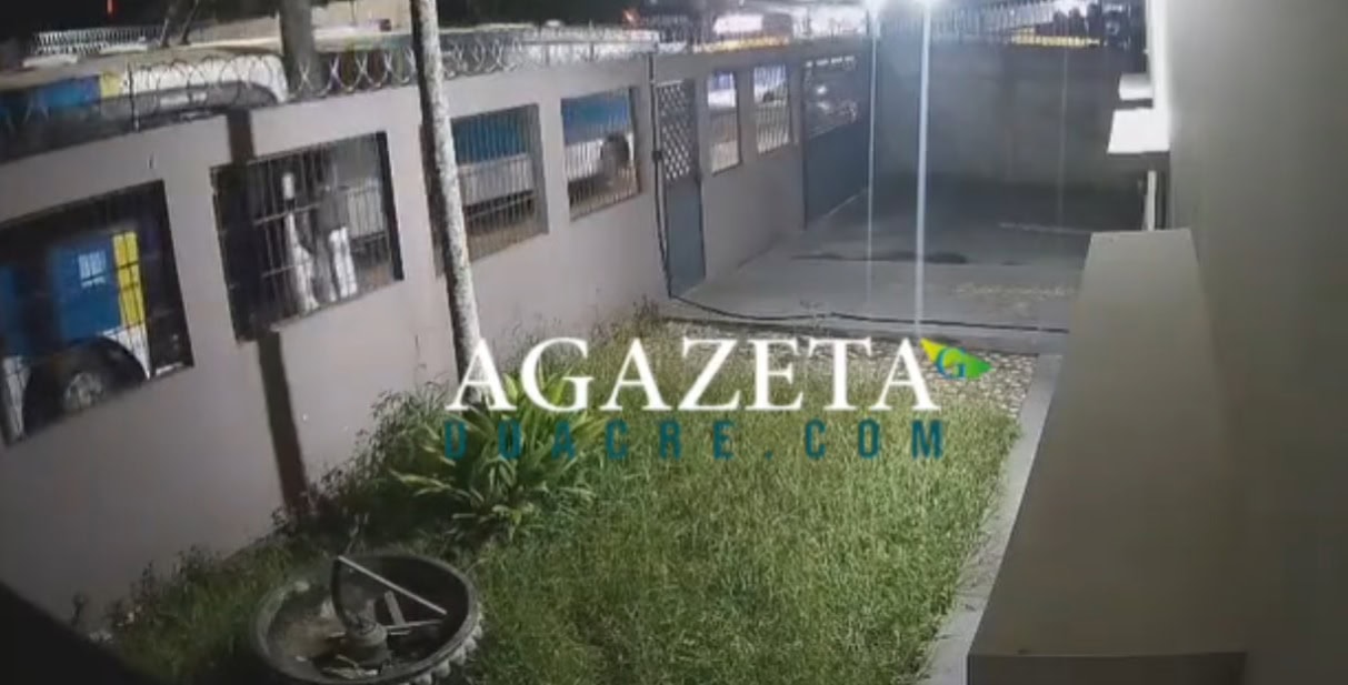 VÍDEO: câmera flagra colisão de ônibus com poste que deixou bairro de Rio Branco sem luz